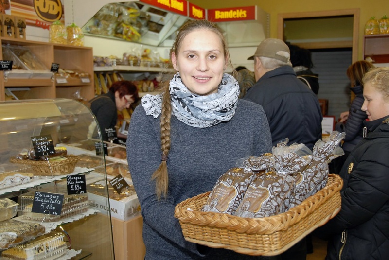 Vadybininkė Gerda Zarankauskienė pristato naują „Ukmergės duonos“ gaminį – tamsią duona „Vilkmergė“.