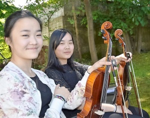 Viešnios iš Švedijos Herljungos miesto – smuikininkės Ana ir Sofija.