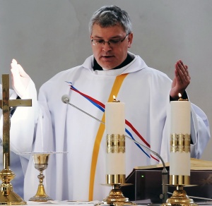 Švč. Trejybės bažnyčios klebonas Š. Petrauskas kviečia susitaikymo su Dievu. Gedimino Nemunaičio nuotr.