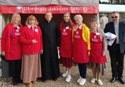 Kunigas Julius Grigonis, kunigas dekanas Raimundas Kazaitis su Ukmergės dekanato „Carito“ koordinatore Kristina Daveikiene ir savanorėmis.