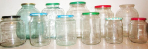 Stiklinės pakuotės, kaip ir kitos buityje susidarančios atliekos, turi būti rūšiuojamos. 