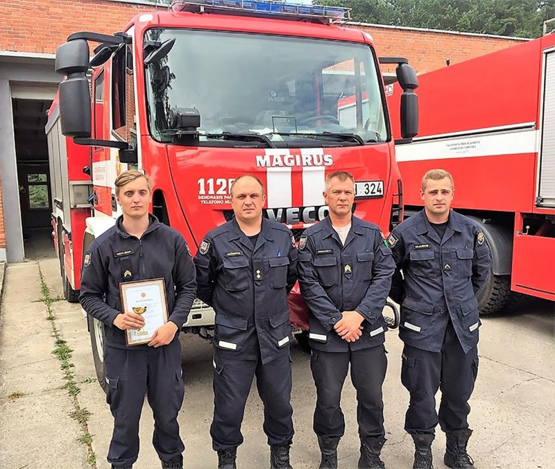 Mindaugas Kadelskas (kairėje) tapo vienu iš geriausio ugniagesio konkurso prizininkų. Ukmergės PGT nuotr.