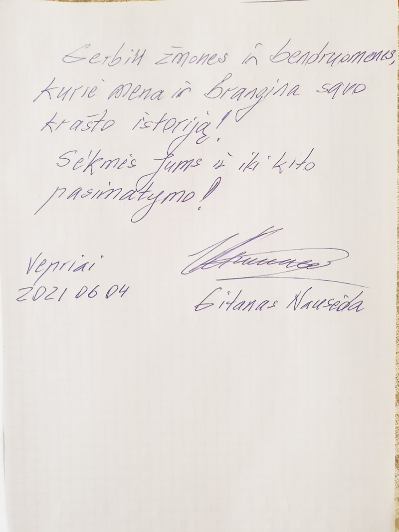 Prezidentas pasirašė Veprių muziejaus svečių knygoje.