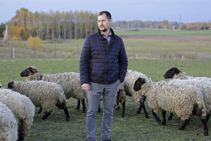 Ričardo Pasiliausko nuotr. Ūkininkas Jonas Kurtinaitis, pasinaudojęs „Parama smulkiesiems ūkiams“, įsigijo 60 avių.