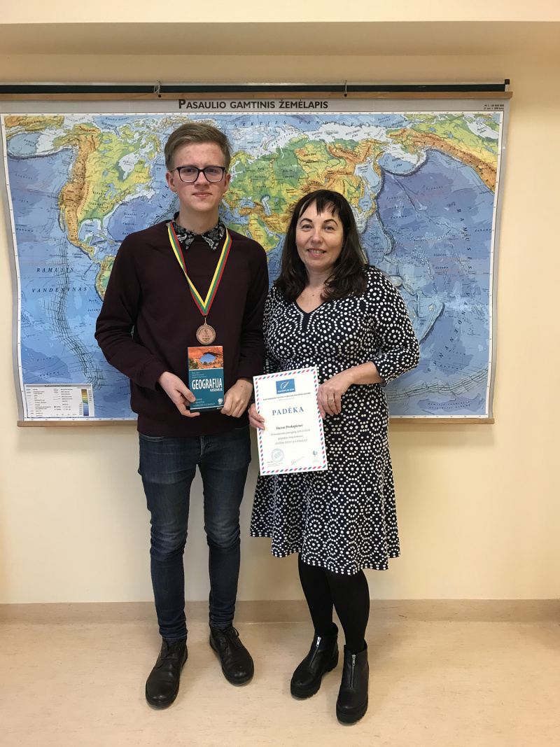 Jono Basanavičiaus gimnazistų geografijos mokytoja Daiva Prokapienė džiaugėsi savo auklėtinio Pijaus Brazinsko sėkme.