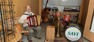 Stasys Ašmontas muzikuoja ir kolekcionuoja muzikos instrumentus.