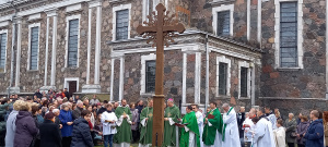 Misijų savaitę Ukmergėje primins Šv. apaštalų Petro ir Povilo bažnyčios šventoriuje pastatytas kryžius.