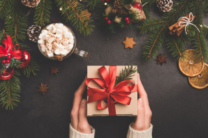 4 priežastys, kodėl Kalėdų dovanos turėtų būti perkamos internetu