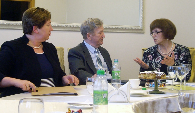 Iš kairės: LPSK generalinė sekretorė Janina Matuizienė, Ukmergės profesinių sąjungų bendrijos pirmininkas Vincentas Banikonis, LPSK projektų vadovė Danutė Šlionskienė susitikime su ukmergiškiais. Autorės nuotr.