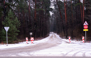 Šis per mišką vedantis kelias laikinai uždarytas dėl remonto darbų.G.Nemunaičio nuotr.