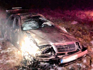 „Mercedes-Benz C250“ atsitrenkė į priešpriešiais važiavusį automobilį ir buvo smarkiai aplamdytas.  Ukmergės PGT nuotr. 
