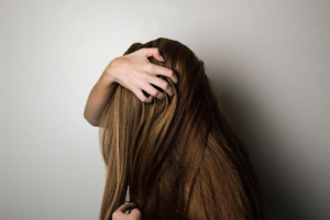19 plaukų slinkimo priežasčių – ir ką jūs galite dėl to padaryti?