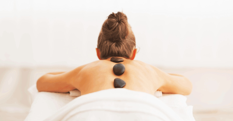 Kuo naudingas sveikatai masažas su karštais akmenimis?