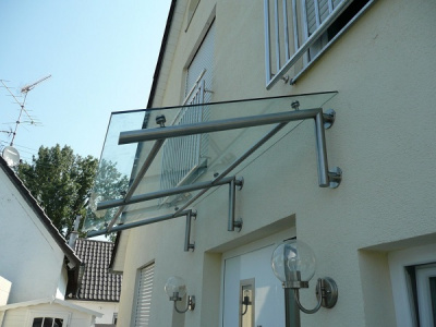 Ką reikia žinoti apie stiklo stogelių įrengimą ant namo sienos?