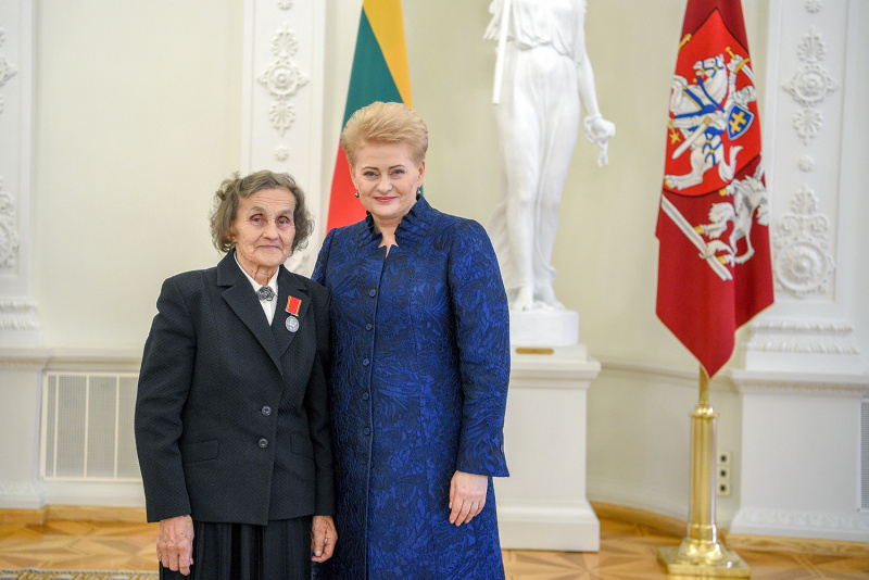 Šalies Prezidentė Dalia Grybauskaitė apdovanojo ukmergiškę V. Kadelskienę. Roberto Dačkaus nuotr.