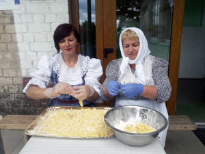 Gaspadinės Jolita ir Angelė ruošia „Šratinę zacirką“. Autorės nuotr.