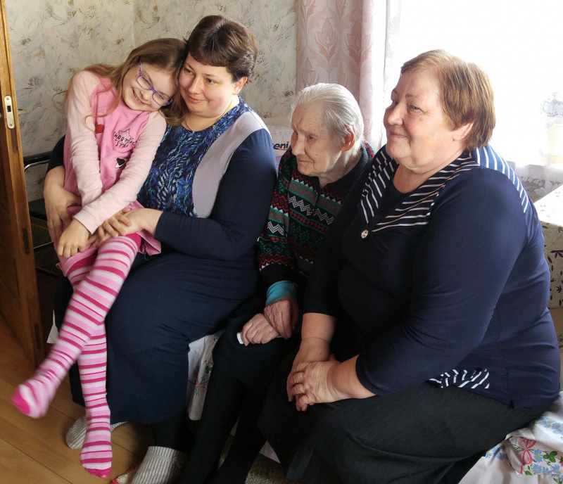 Visos keturių kartų moterys: šimtametė Ona su savo dukra, anūke ir proanūke. Iš viso senolė turi 5 anūkus ir 2 proanūkius. Autorės nuotr.