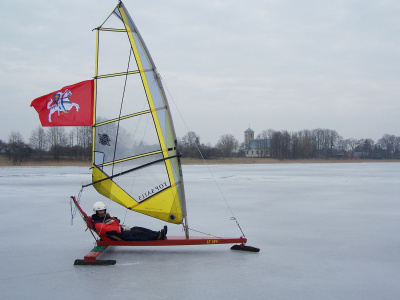 Ledo rogių entuziastai Vasario 16-ąją šventė ant Lėno ežero.