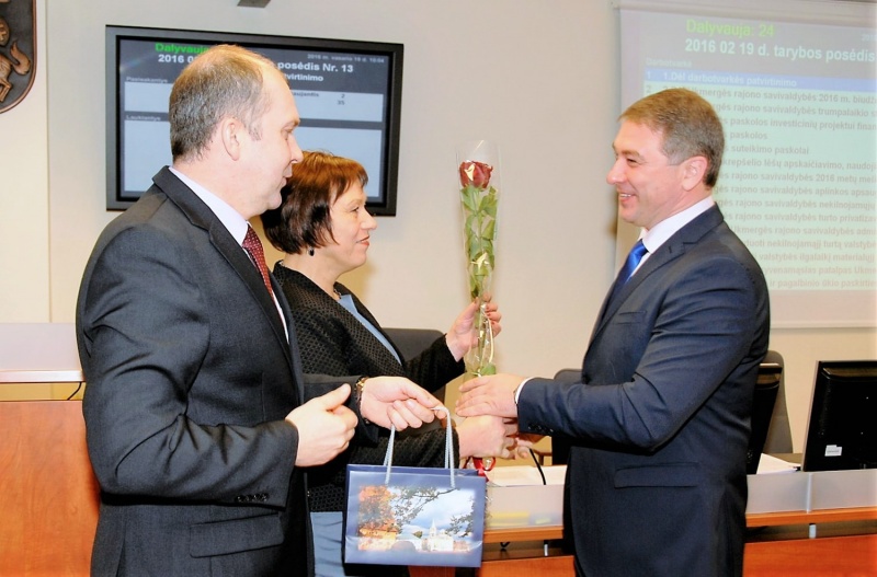 Gedimino Nemunaičio nuotr. Rajono meras R. Janickas pasveikino Klavdiją Stepanovą ir Valdą Petronį.