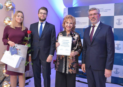 Ukmergės rajono vartotojų kooperatyvo direktorė Angelė Andrikonienė (antra iš dešinės) atsiėmė apdovanojimą. Alekso Jauniaus nuotr.