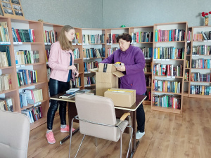 Valų bibliotekos bibliotekininkė Aldona Gelūnienė (dešinėje) dėkinga Austėjai Astikaitei už dovanas.