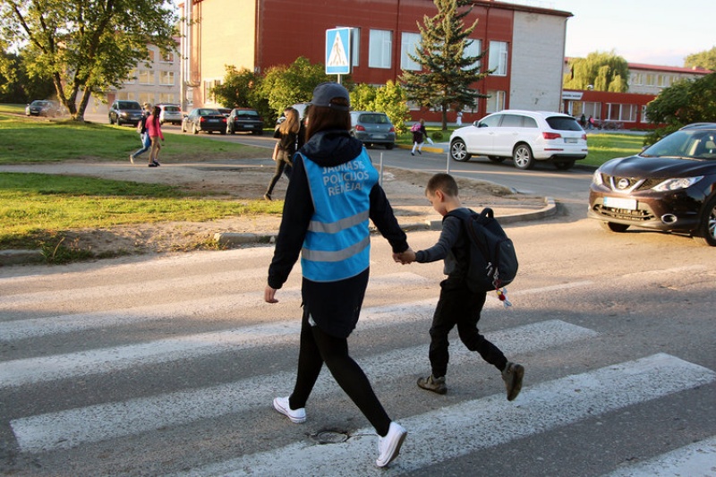 Jaunieji policijos rėmėjai padėjo vaikams pereiti gatvę, dovanojo atšvaitų.