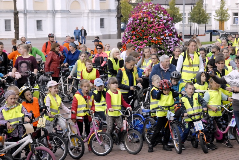 Gedimino Nemunaičio nuotr. Ukmergės centre susirinko rekordinis skaičius mūsų mieste – apie 400 dviratininkų.