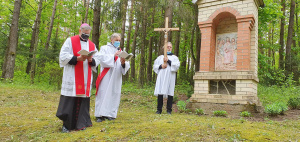 Veprių kalvarijos drauge su arkivyskupu Kęstučiu Kėvalu, diakonu Dariumi Chmieliausku.