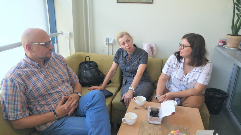 Ukmergės rajono savivaldybėje su probleminėmis šeimomis dirba priklausomybės ligų specialistas Virgilijus Auga, psichologė Olga Leikina (viduryje) ir socialinė darbuotoja Eva Masevičienė. Autorės nuotr.