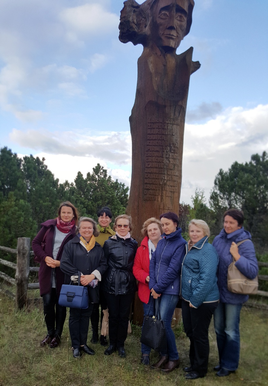 Ukmergės lietuvių kalbos ir literatūros mokytojai prie paminklo Liudvikui Rėzai Neringoje.