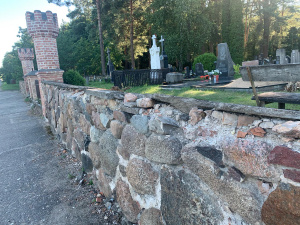 Akmeninei tvorai reikia remonto.  R. Laniausko nuotr.