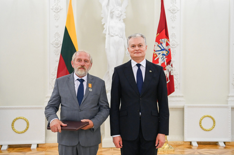 Prezidento komunikacijos grupės nuotr. Šalies prezidentas V. Ženteliui įteikė apdovanojimą.