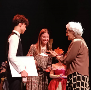 Ukmergės kultūros centro nuotr.  „Nenuoramoms“ skirtą apdovanojimą atsiėmė teatro studijos „Nykštukas“ jaunieji aktoriai.