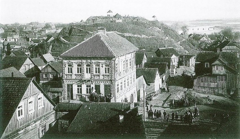 Piliakalnis iš vakarų pusės, vaizdas nuo Pilies kalno. Apie 1901–1902 m.  S. Kosakovskio nuotr.