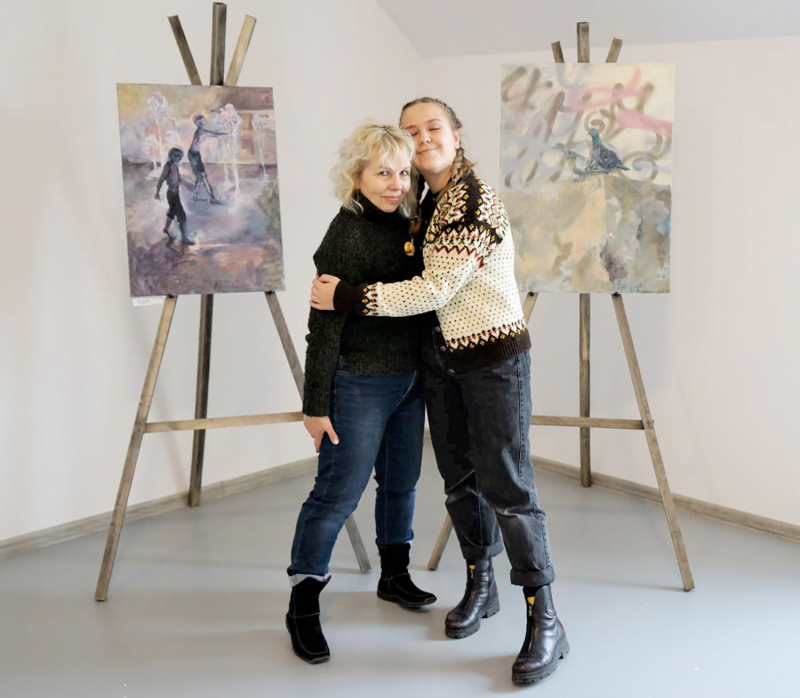 Jolitos Šlepetienės ir Emilijos Šlepetytės tapybos darbų parodos eksponuojamos Molėtų krašto muziejuje.  Rimvydo Šlepečio nuotr.