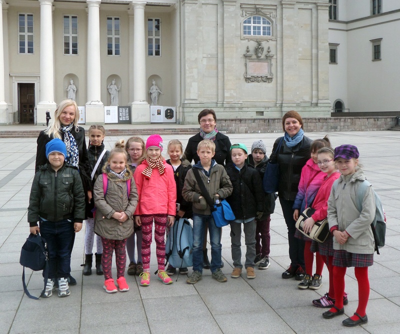 Užupio ir Dukstynos pagrindinių mokyklų mokiniai su savo mokytojomis prie Valdovų rūmų Vilniuje.