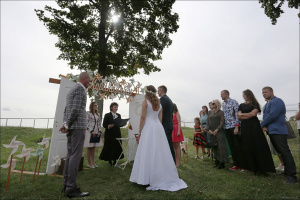 Ant Ukmergės piliakalnio susituokę ukmergiškiai džiaugiasi tuoktuvėms pasirinkta vieta. Dainiaus Vyto nuotr.