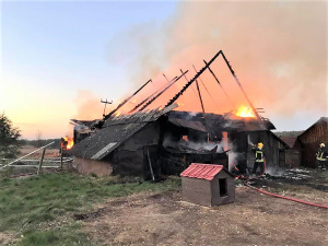 Ukmergės PGT nuotr. Dukstynos kaime sudegė ūkinis pastatas.