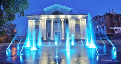 Sutemus Ukmergės miesto fontanas sužėri įvairiomis spalvomis.  Dainiaus Vyto nuotr.