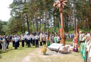 Ge­di­mi­no Ne­mu­nai­čio nuotr. Di­džio­sios ko­vos apy­gar­dos par­ti­za­nų par­ke pa­sta­ty­tas kry­žius, įpras­mi­nan­tis A. Sva­rins­ko gy­ve­ni­mo ke­lią.