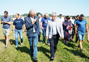 Būrys ūkininkų praktikos patarimų klausėsi Ukmergės rajone Valentino Genio surengtose Lauko dienose.