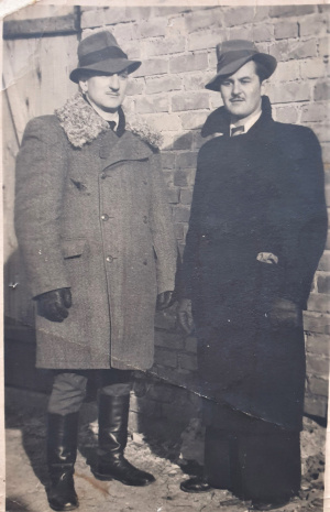Henrikas Korsakas (dešinėje) su pusbroliu Robertu Godliausku.  Z. Renkauskienės asmeninio archyvo nuotr.
