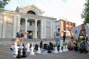 Muziejaus kieme galima buvo sužaisti ir šachmatų partiją.