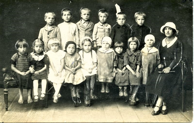 Ukmergės kraštotyros muziejaus M. Romanovskis, pirmojo vaikų darželio Ukmergėje auklėtiniai, 1926 metais UkKM F 2524