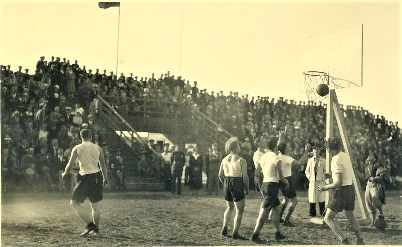 Nuotraukos  Ukmergės kraštotyros muziejaus 1.	Vyrų krepšinio varžybos Ukmergės miesto stadione, 1937 m., UkKM F 2690