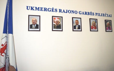 Savivaldybės posėdžių salėje – Garbės piliečių nuotraukos.