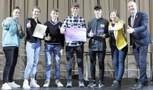 Jono Basanavičiaus gimnazijos bendrovė laimėjo I vietą. Mokinius pasveikino rajono meras Rolandas Janickas.