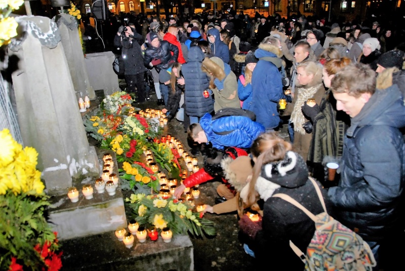Gedimino Nemunaičio nuotr. Minėjimo dalyviai paminklą papuošė gėlėmis ir žvakelėmis.