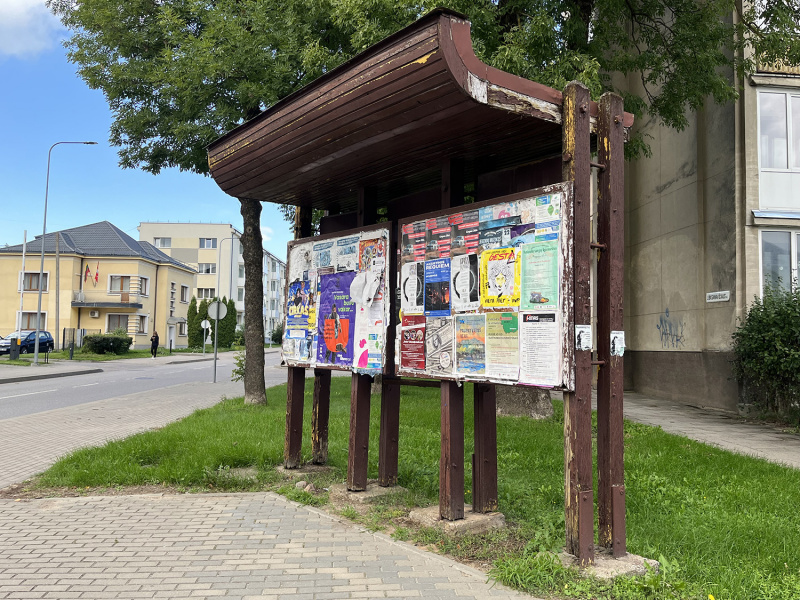 Dainiaus Vyto nuotr. Skelbimų lenta Vytauto ir J. Basanavičiaus gatvių sankirtoje.