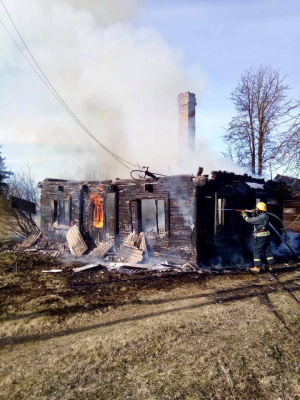 Ukmergės PGT nuotr. Liepsnos Gružų kaime pasiglemžė namą, o smarkiai apdegęs jo šeimininkas mirė ligoninėje. 
